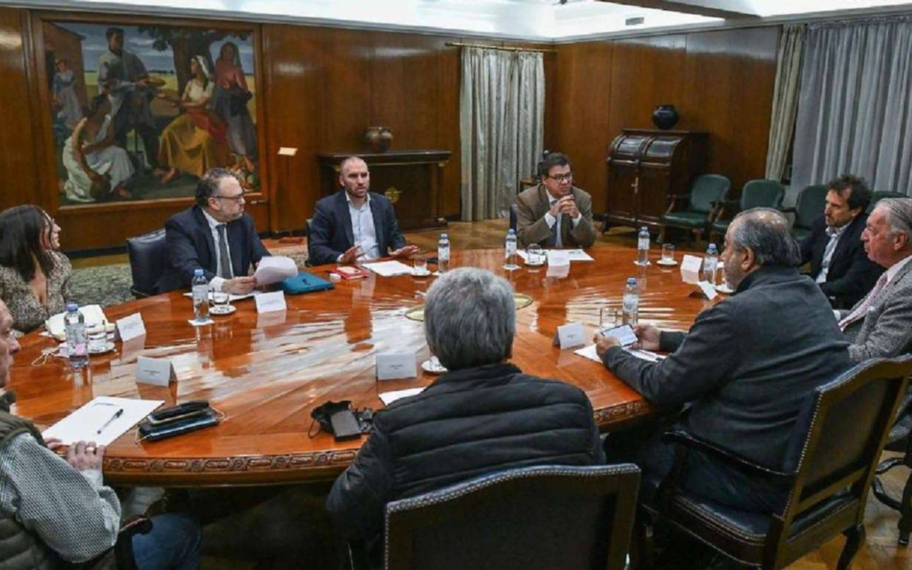 Inflación e ingresos: el Gobierno vuelve a reunir este martes con sindicalistas y empresarios