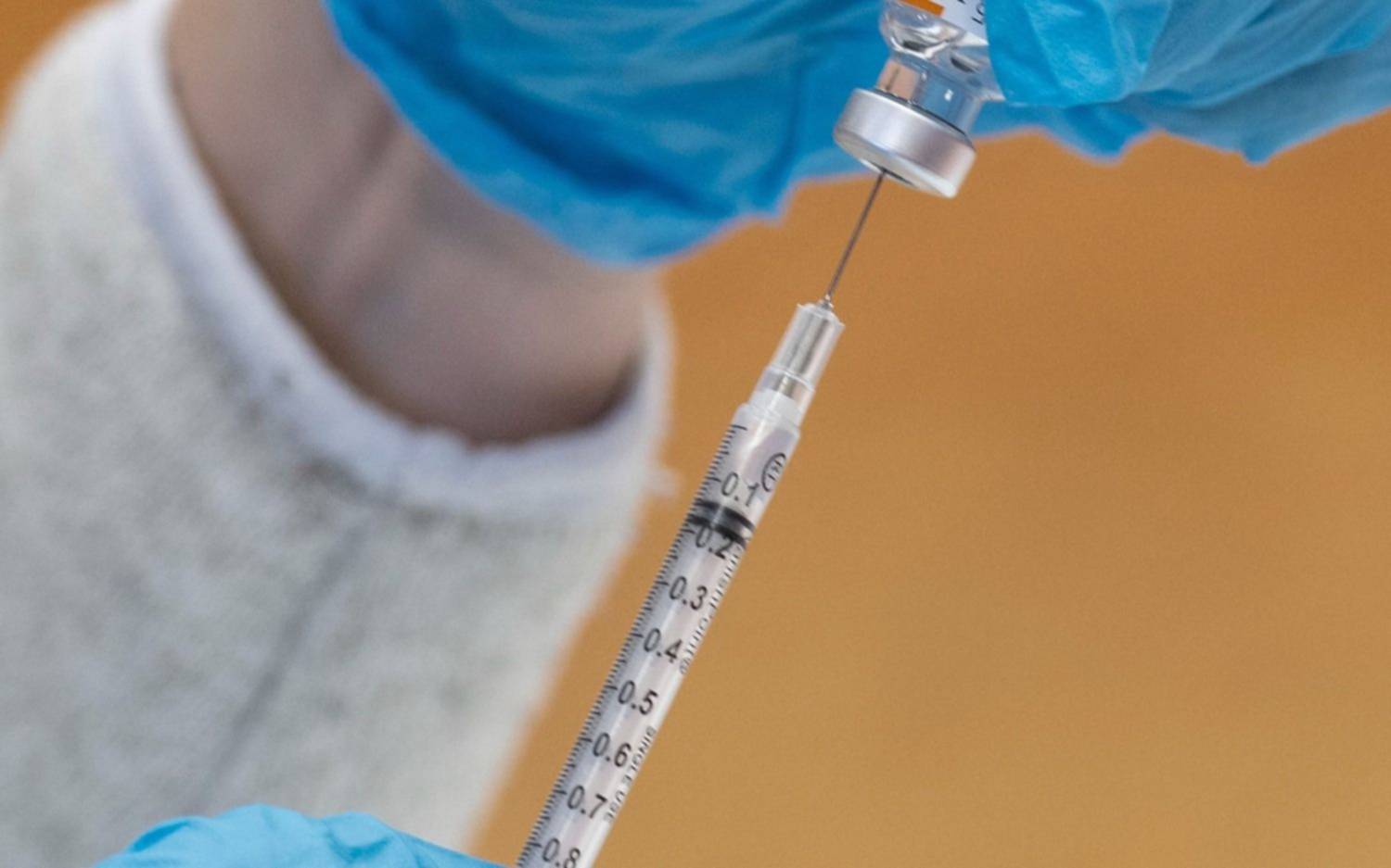 Se vacunó 90 veces contra el COVID-19 y descubrieron por qué lo hizo