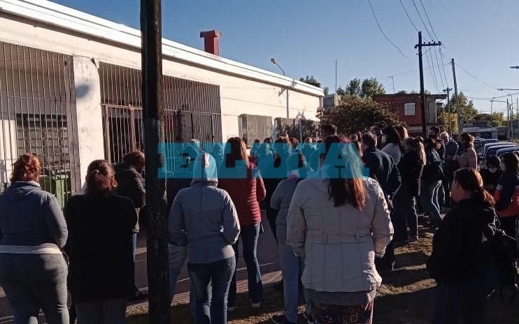 Abrazo simbólico a una primaria de Punta Lara tras escape de gas y por falencias edilicias