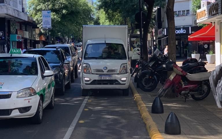 En pleno centro, "Estacioná dónde quieras" goleó a la bicisenda de calle 12 por 4 a 0   