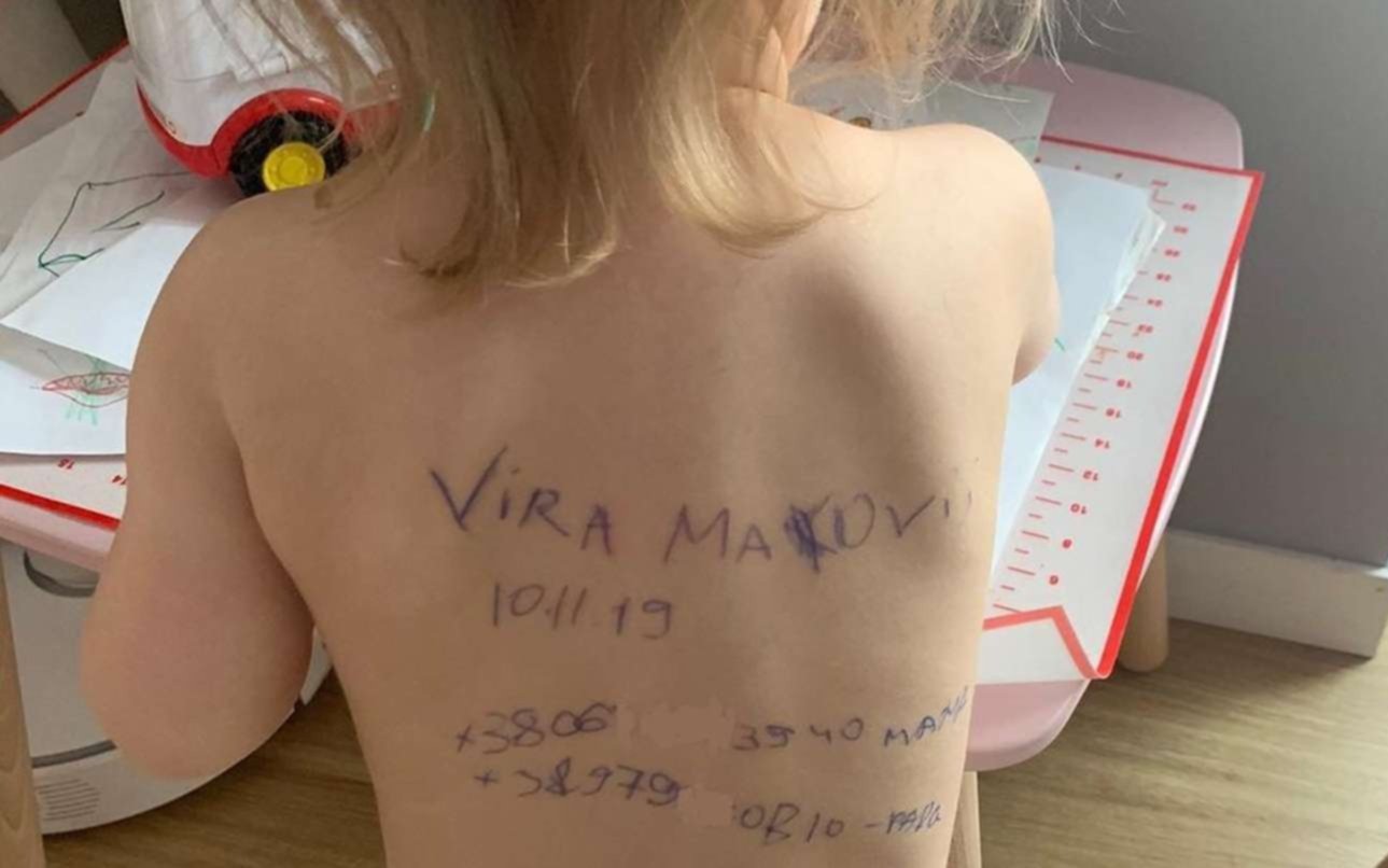 La niña ucraniana que mostró su espalda con su nombre, fecha de nacimiento y número de teléfono de sus padres  