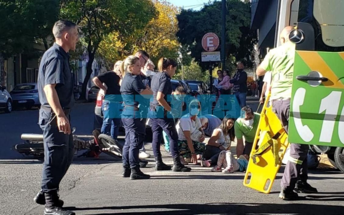 Una moto chocó contra un camión en pleno centro: una nena resultó herida