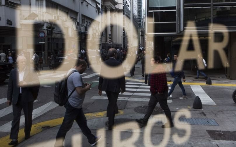 El dólar blue cayó tres pesos y marcó un nuevo mínimo para este año