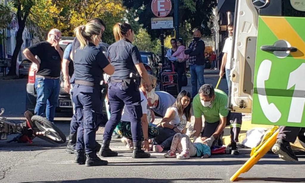 Tres heridos tras un choque entre una moto y una camioneta