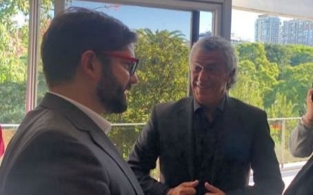 El DT de Gimnasia, Pipo Gorosito, se reunió con el presidente de Chile, Gabriel Boric