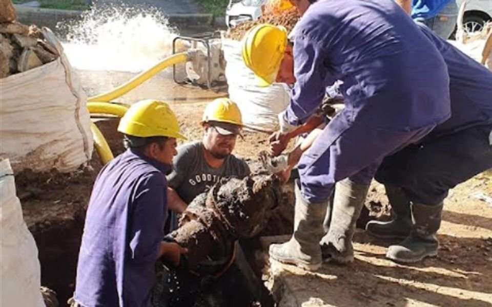 Continúa la renovación de caños de polietileno en reemplazo de los de hierro en el agua potable
