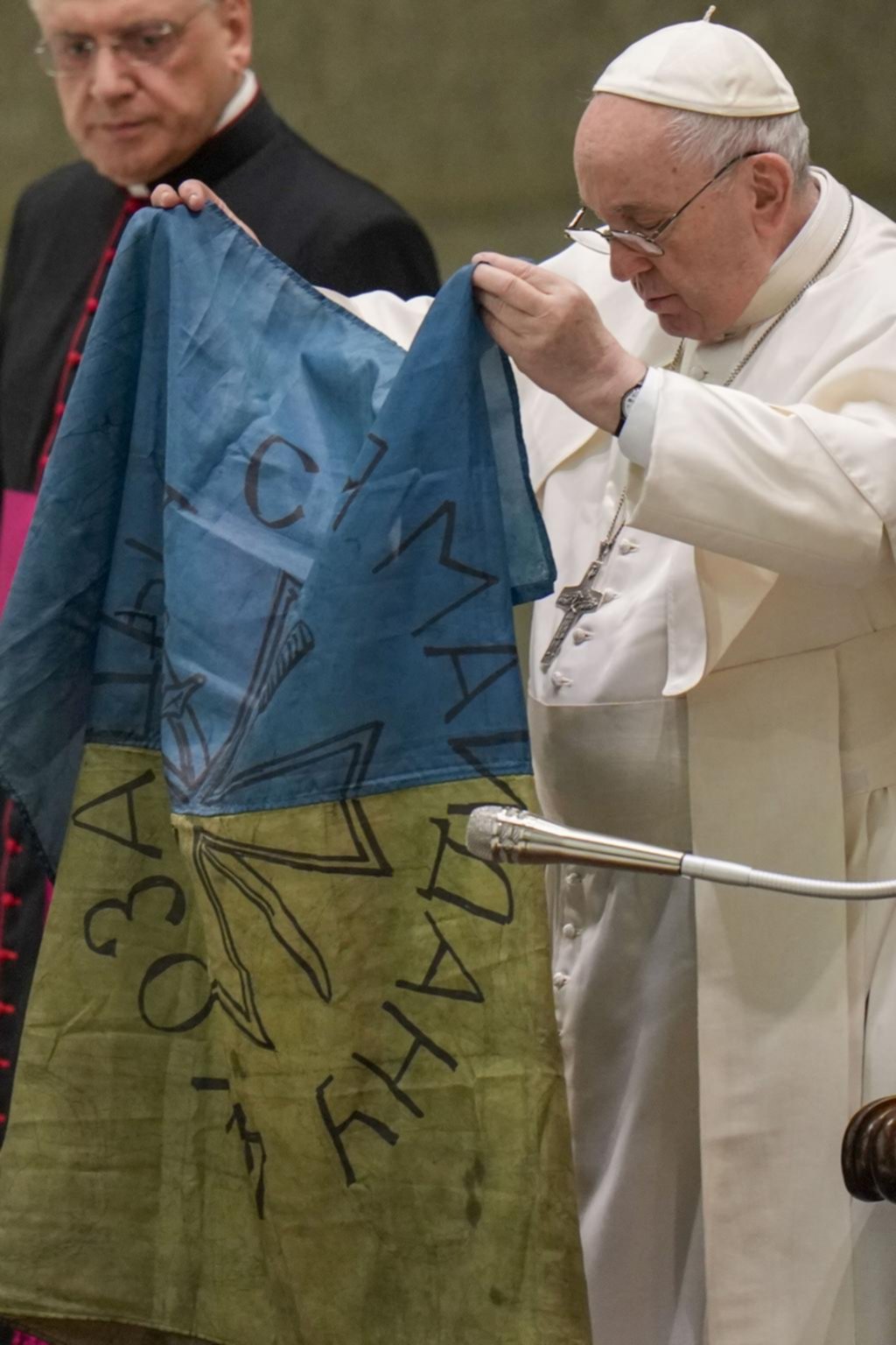 El Papa besó una bandera de Ucrania y pidió el fin de la guerra