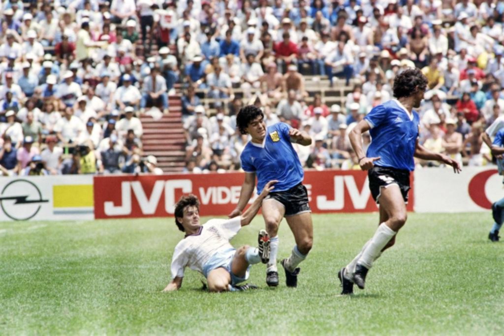 Subastan la camiseta del Gol del Siglo y se desató la polémica
