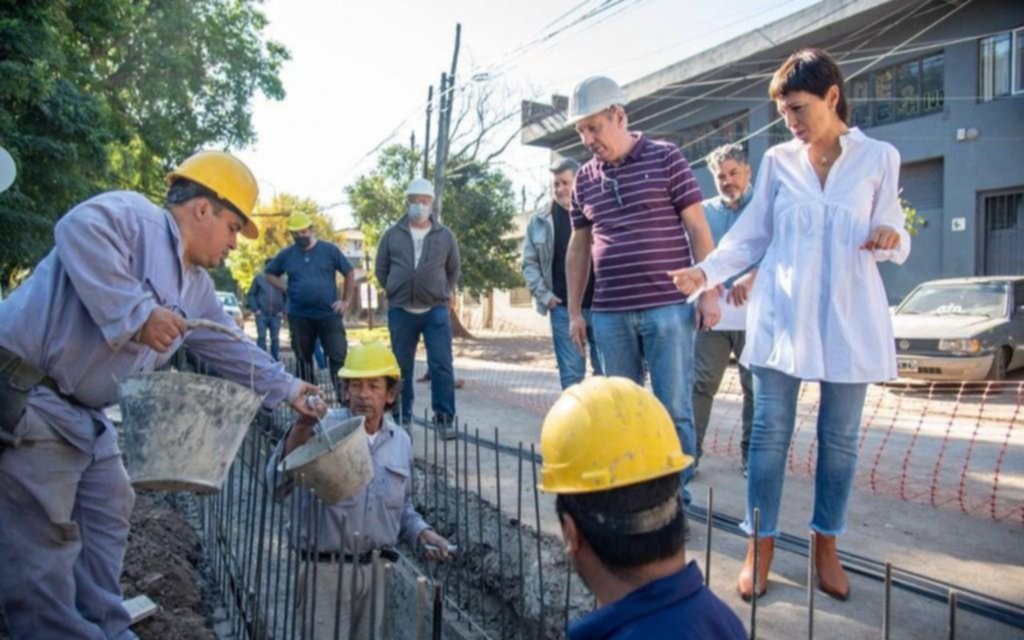 Supervisan construcción de sumideros de Triunvirato
