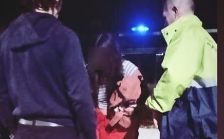 Hallaron en una plaza a una adolescente que estaba perdida en La Plata