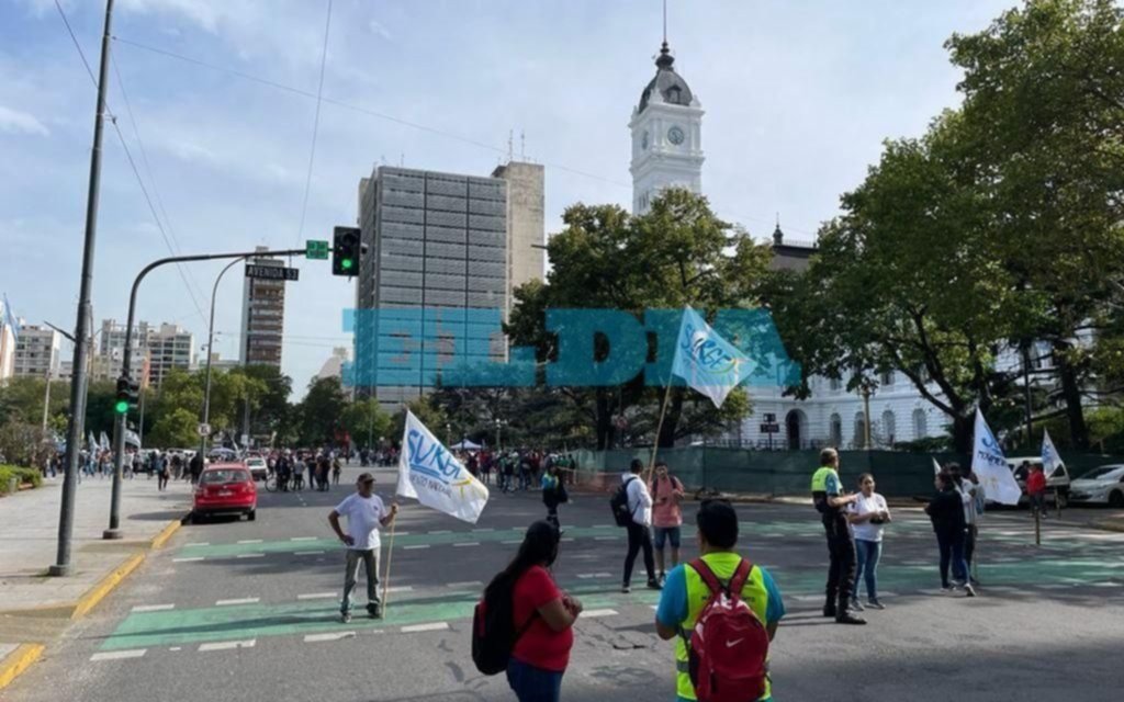 Caos vial en el Centro por un piquete frente a la Municipalidad