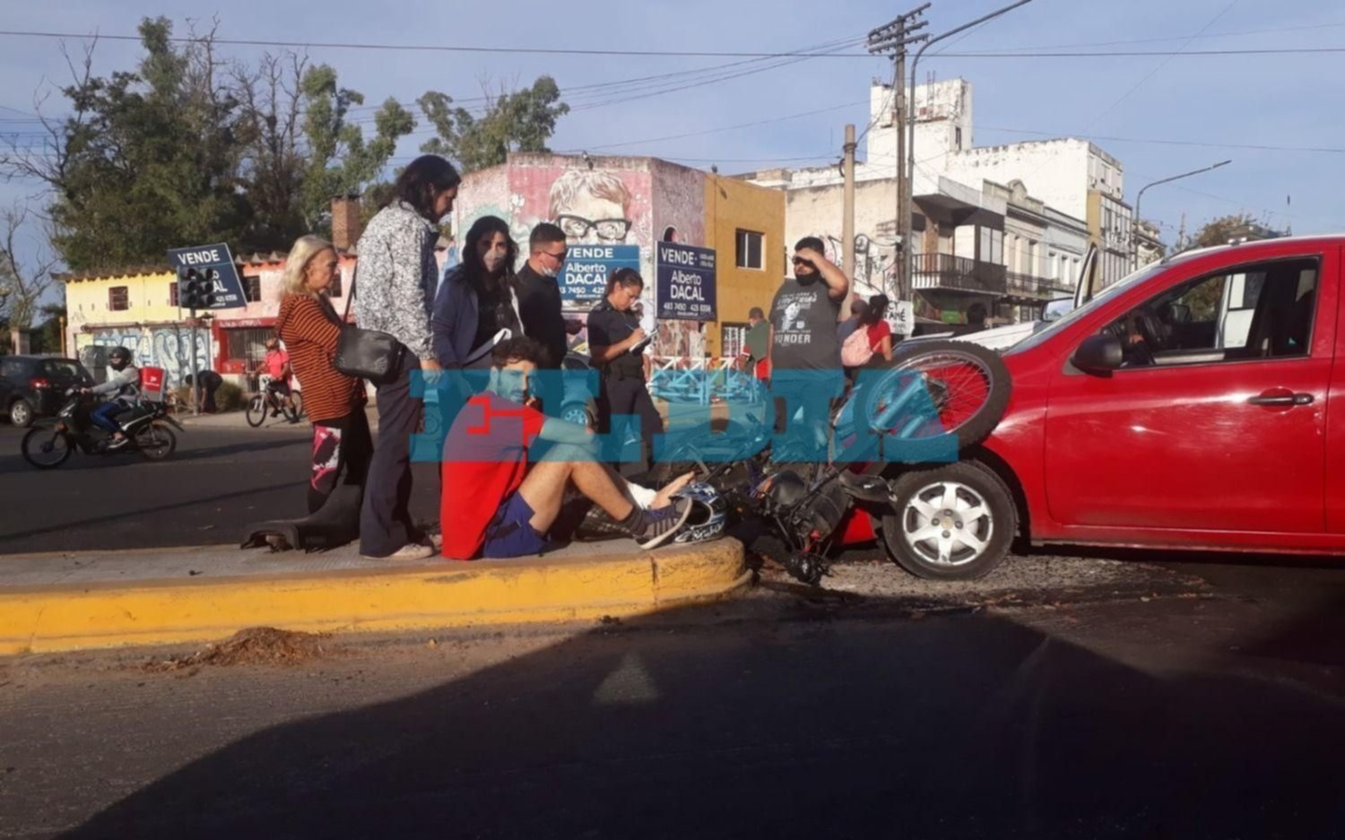 Fuerte choque entre un auto y una moto en diagonal 80 
