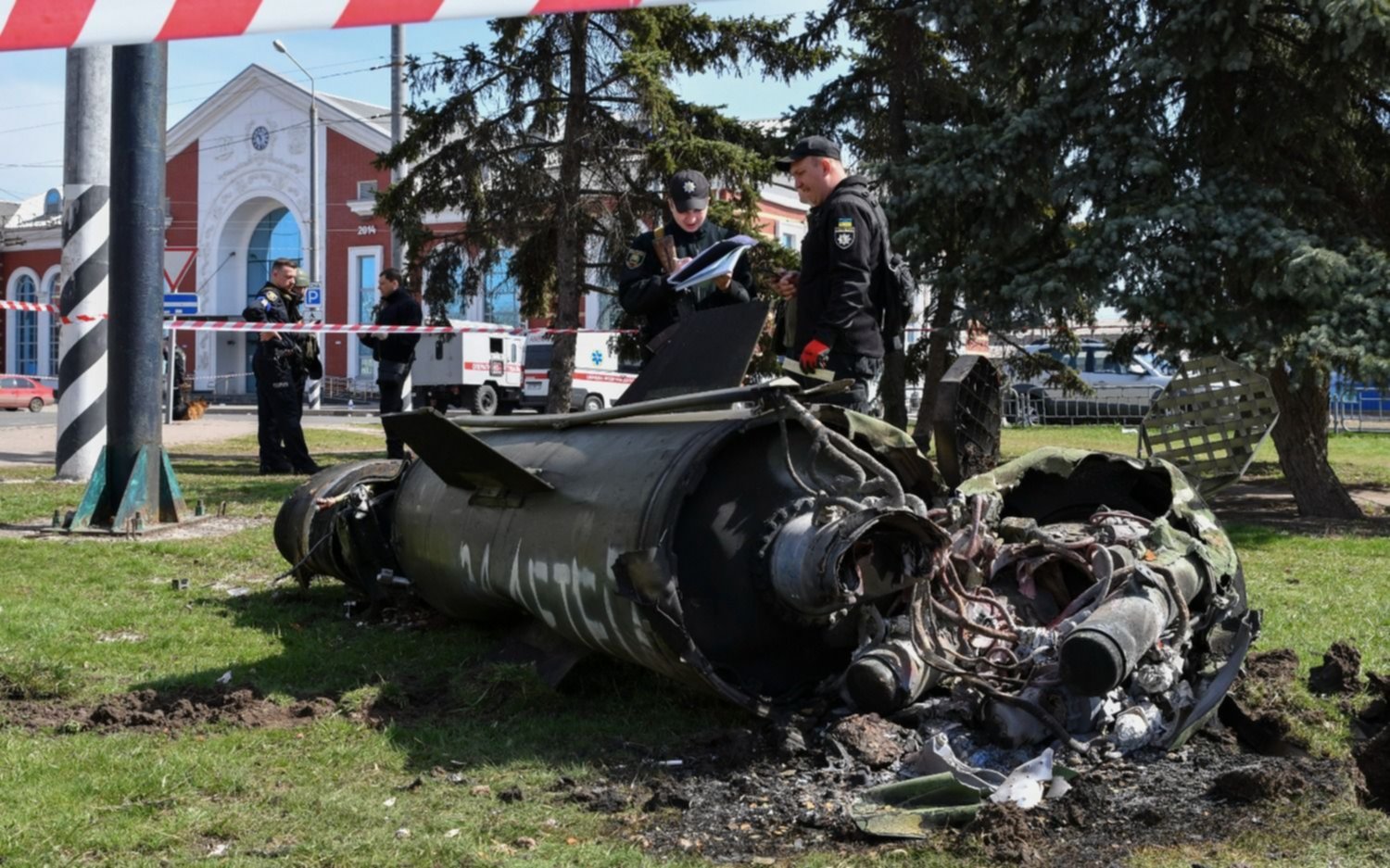 Otro brutal ataque de Rusia: decenas de muertos tras bombardeo a una estación de tren