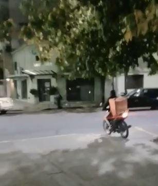 Reclamo de vecinos de Plaza Azcuénaga por el descontrol de las motos