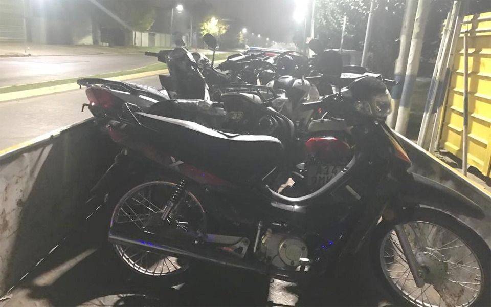 Madrugada ATR con las picadas la avenida 520 terminó con 21 detenidos, 11 autos y 9 motos secuestrados