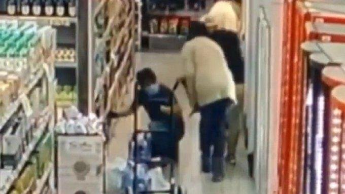 Acomodaba mercadería y lo balearon en la pierna