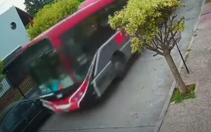 VIDEO.- Increíble: un nene de 12 años se robó un colectivo, manejó 30 cuadras y chocó varios autos