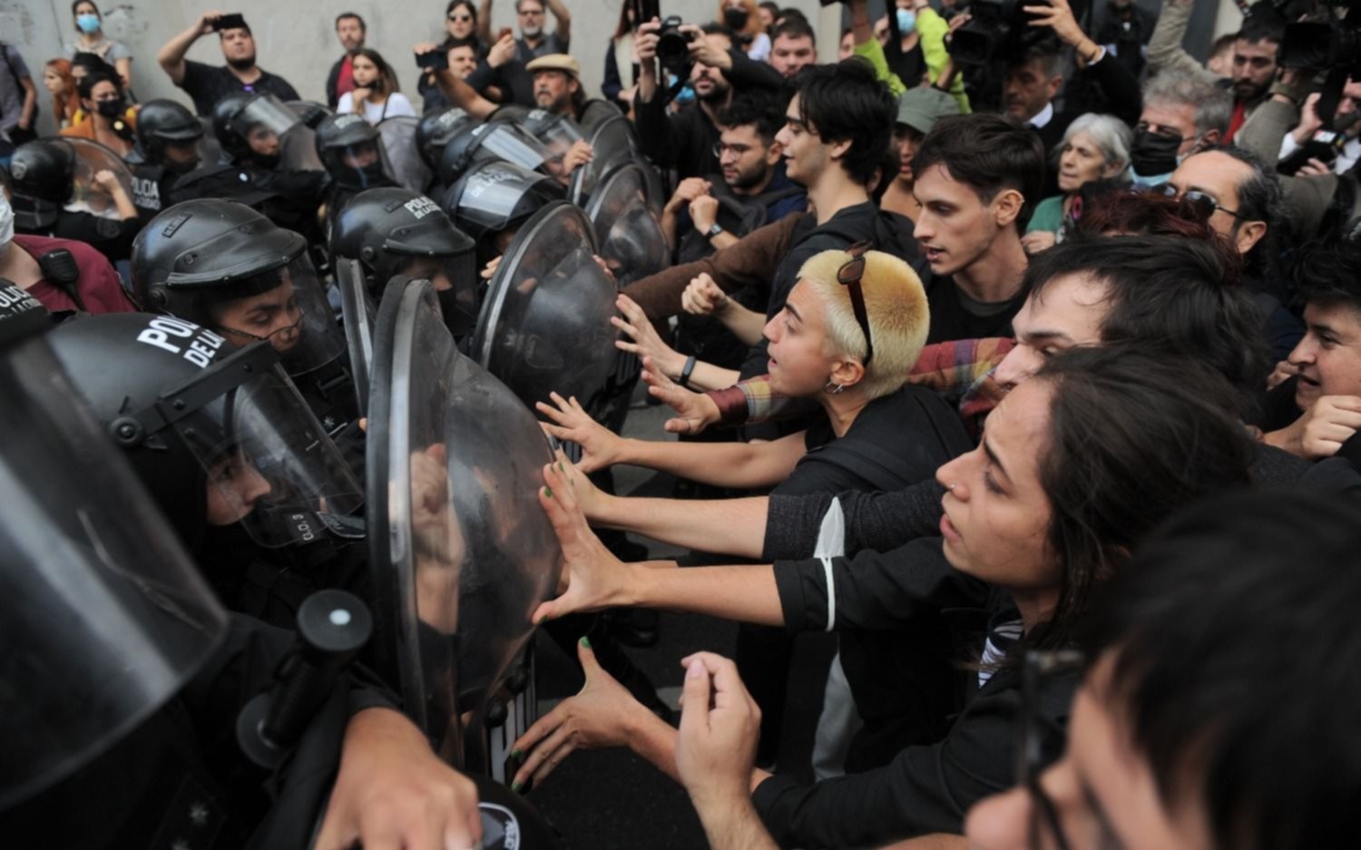 Represión frente al INCAA por reclamo de trabajadores: qué dijo el ministro de Cultura Tristán Bauer