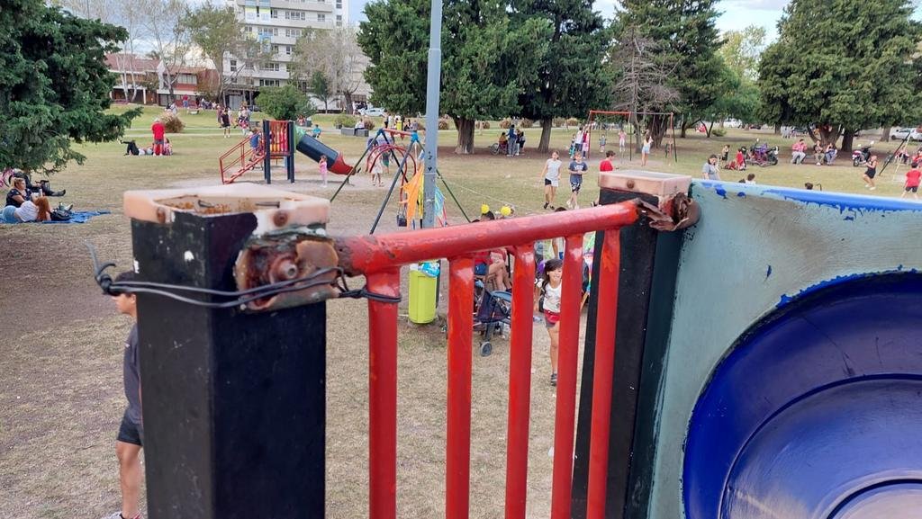 Bronca vecinal por los juegos de la plaza Alberti