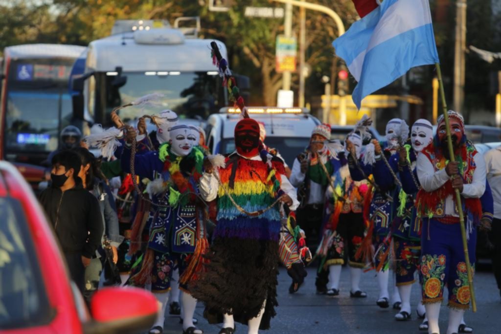 Colorida procesión peruana en la Región