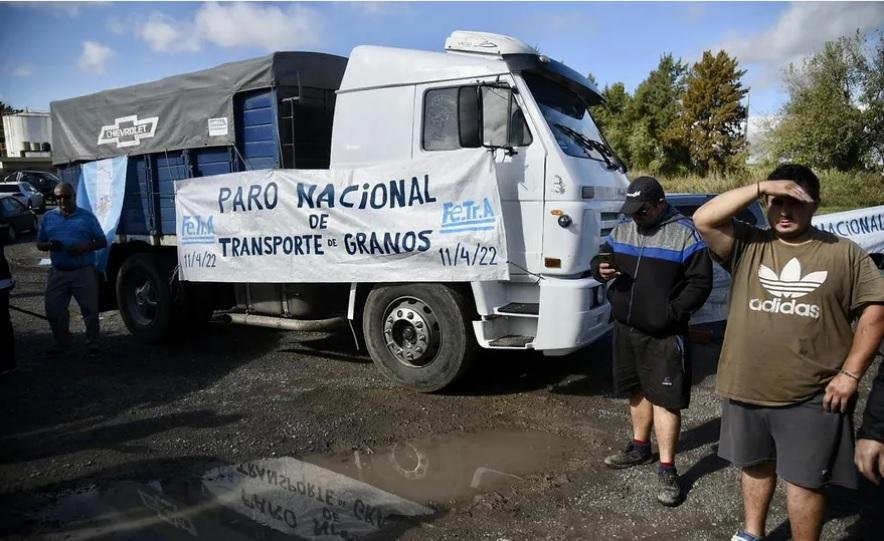 Sin transporte: rige el paro que afecta a la carga de granos