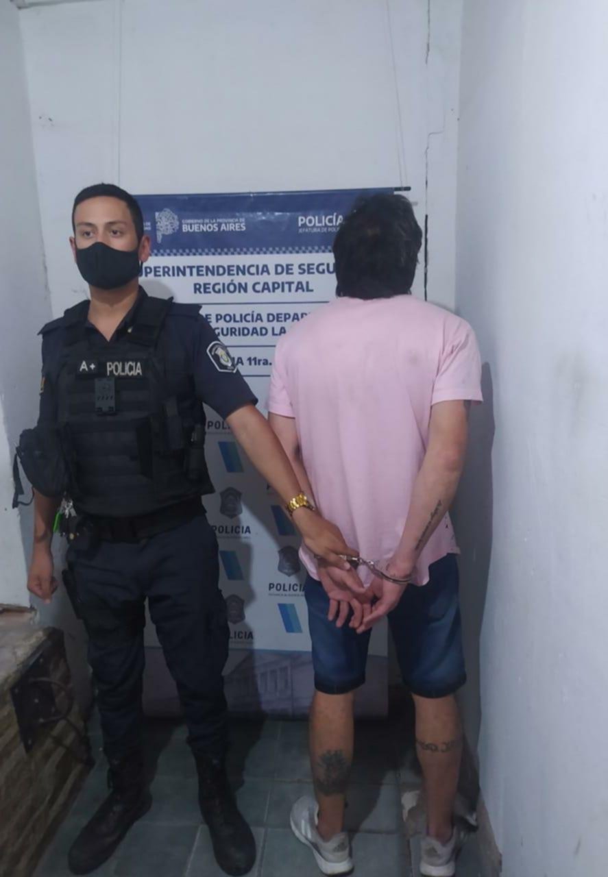Detienen a un hombre que agarró a palazos a su ex