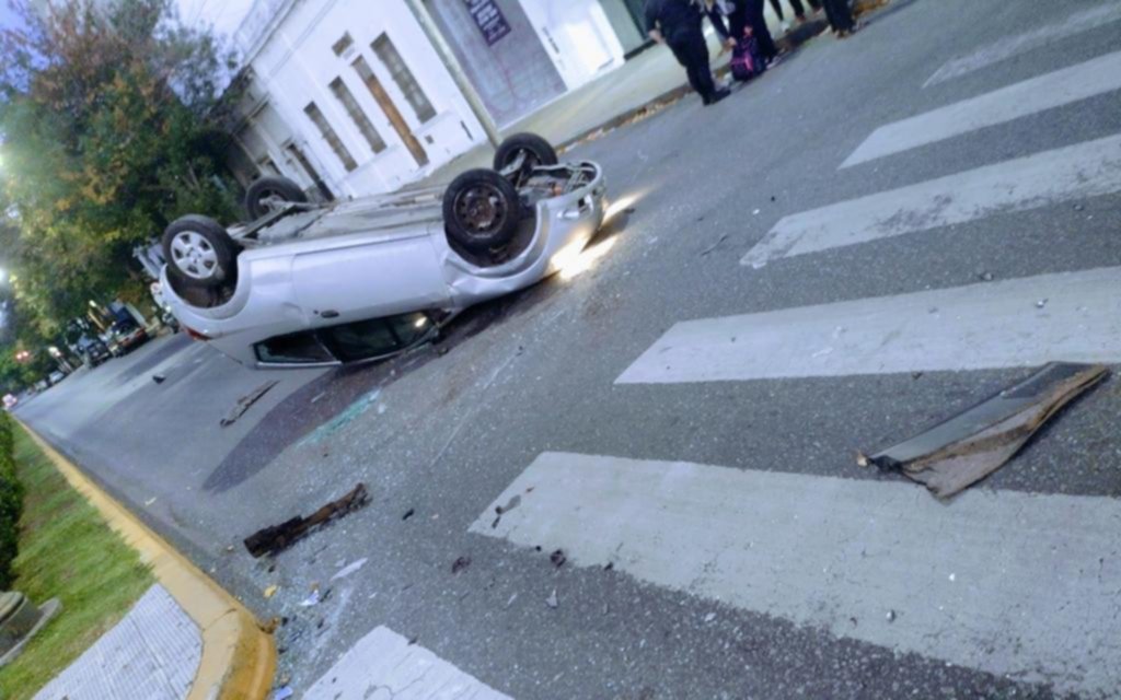 Impacto y vuelco en la avenida 44