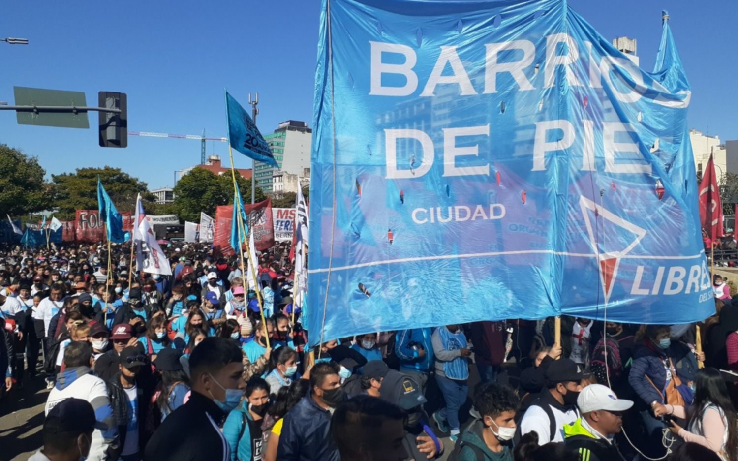 Caos en el centro porteño por manifestaciones y las rutas se van cargando por Semana Santa