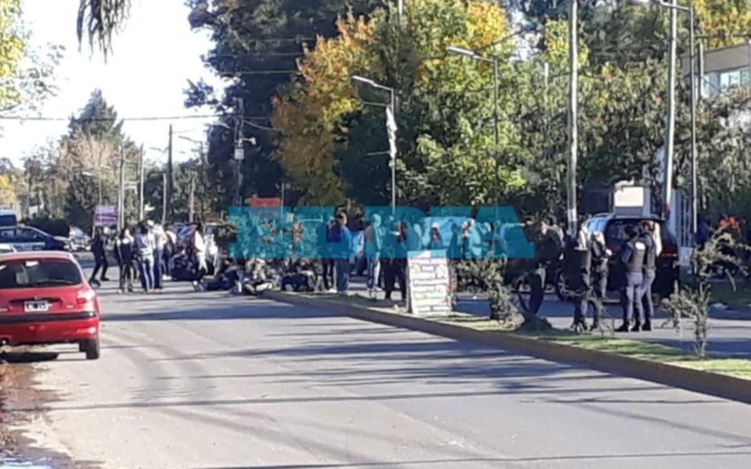 Cura acusado de abuso en Hernández: protesta de padres y comunicado del colegio