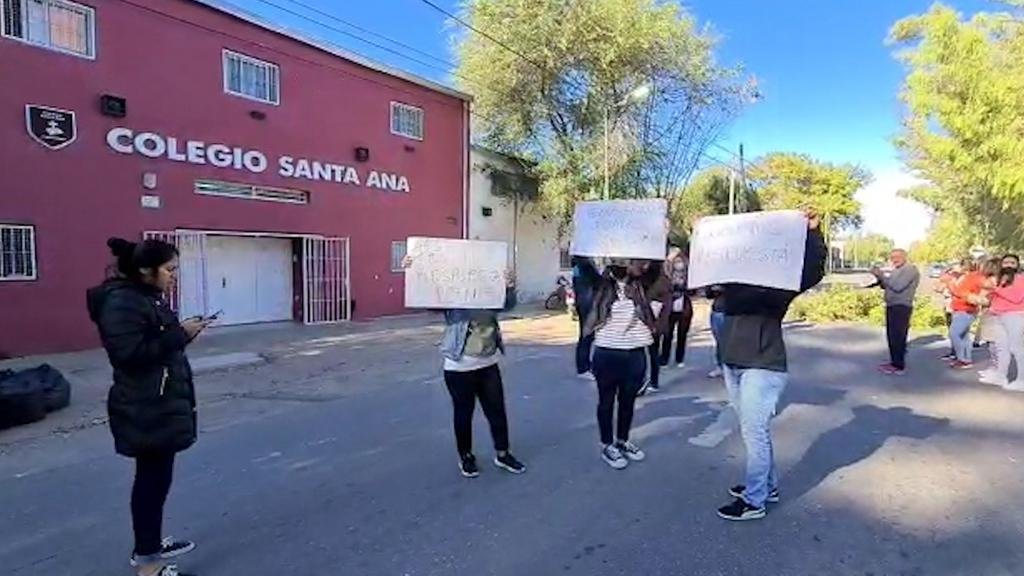 Continúa el revuelo en el colegio Santa Ana y hubo más protestas