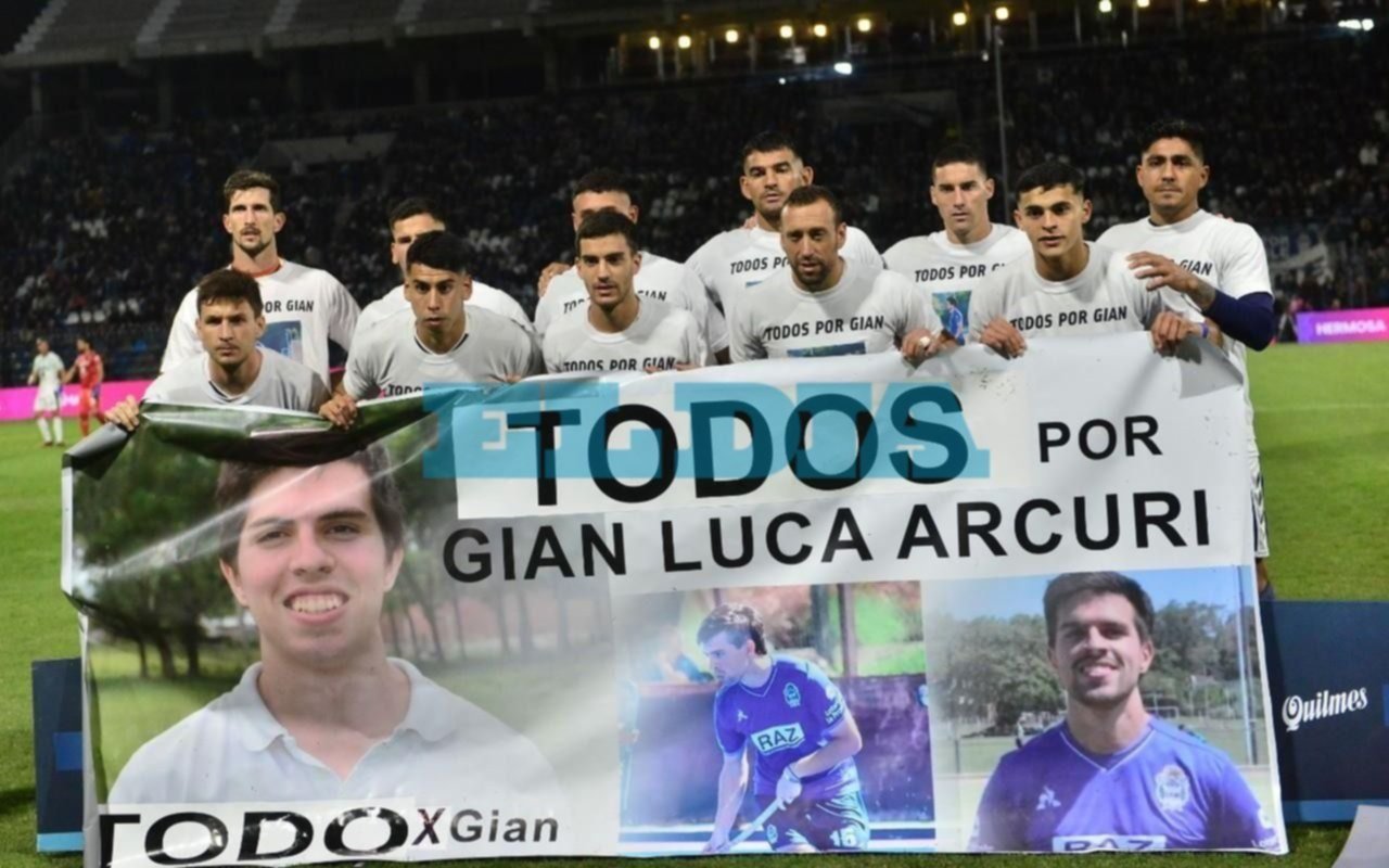 Los jugadores saltaron al campo de juego pidiendo "Justicia por Gian"