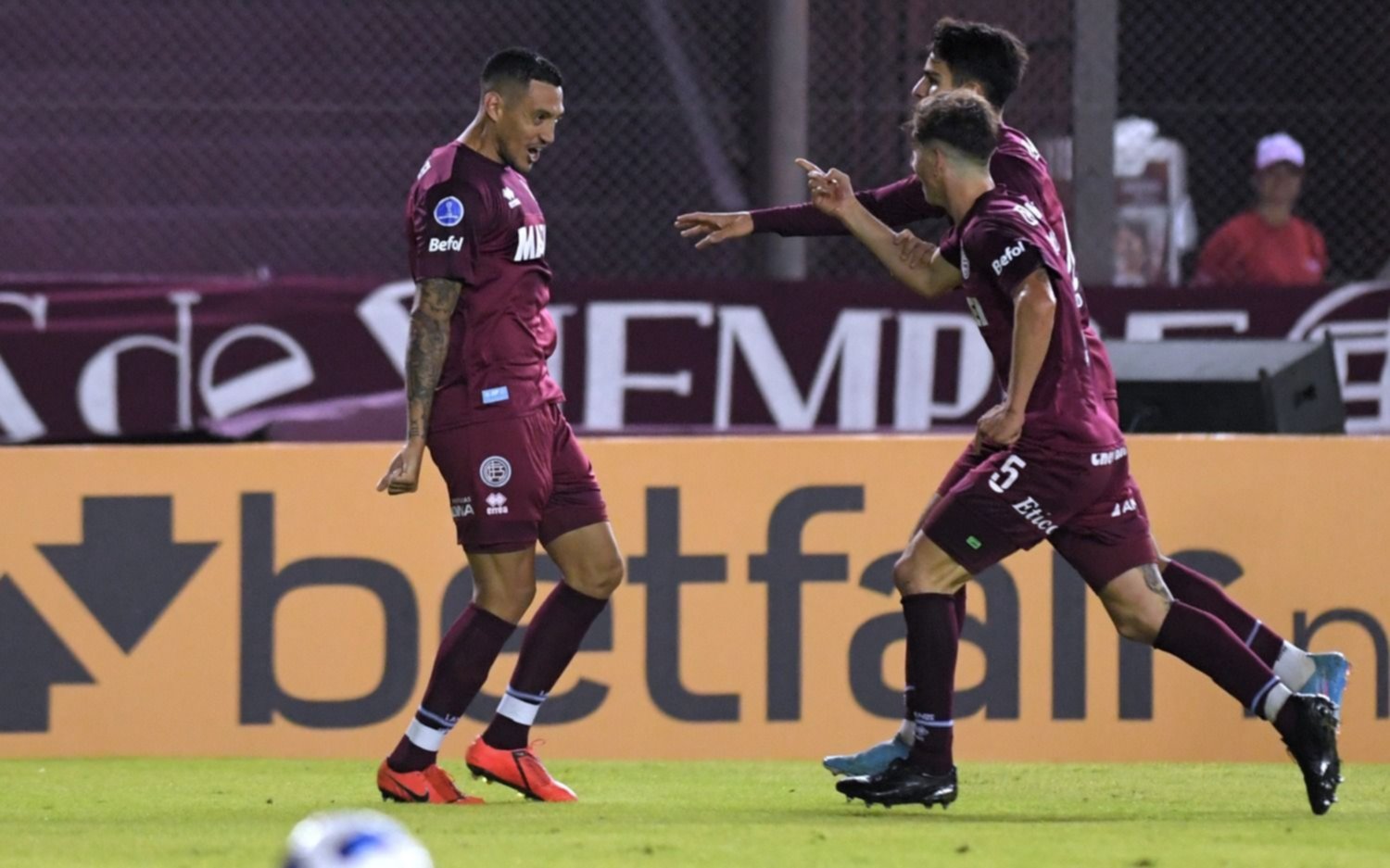 Lanús lidera el grupo A de la Sudamericana al vencer a Barcelona, de Ecuador