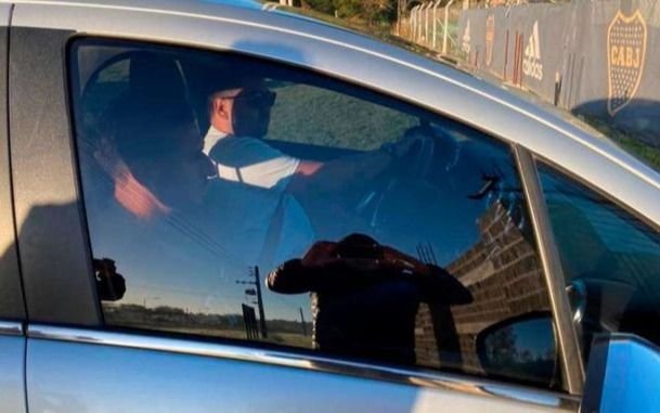 Después del escándalo Salvio fue al entrenamiento de Boca, pero lo tuvo que llevar un amigo