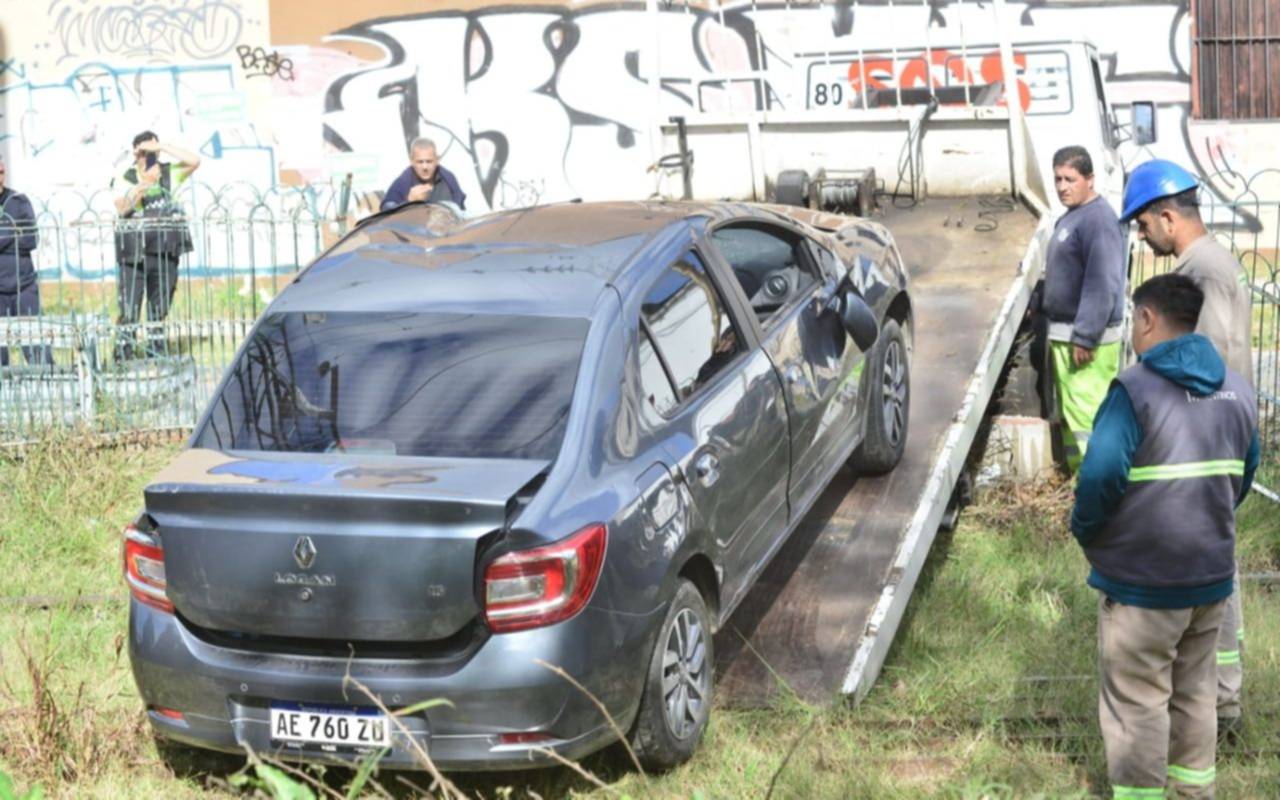 Tras el extraño vuelco de un auto sobre las vías en Tolosa, el tren ahora llega a La Plata