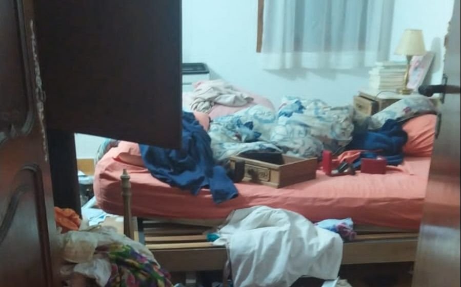 Violento asalto en City Bell: actuaron 5 ladrones armados y les gatillaron a la dueña y al perro
