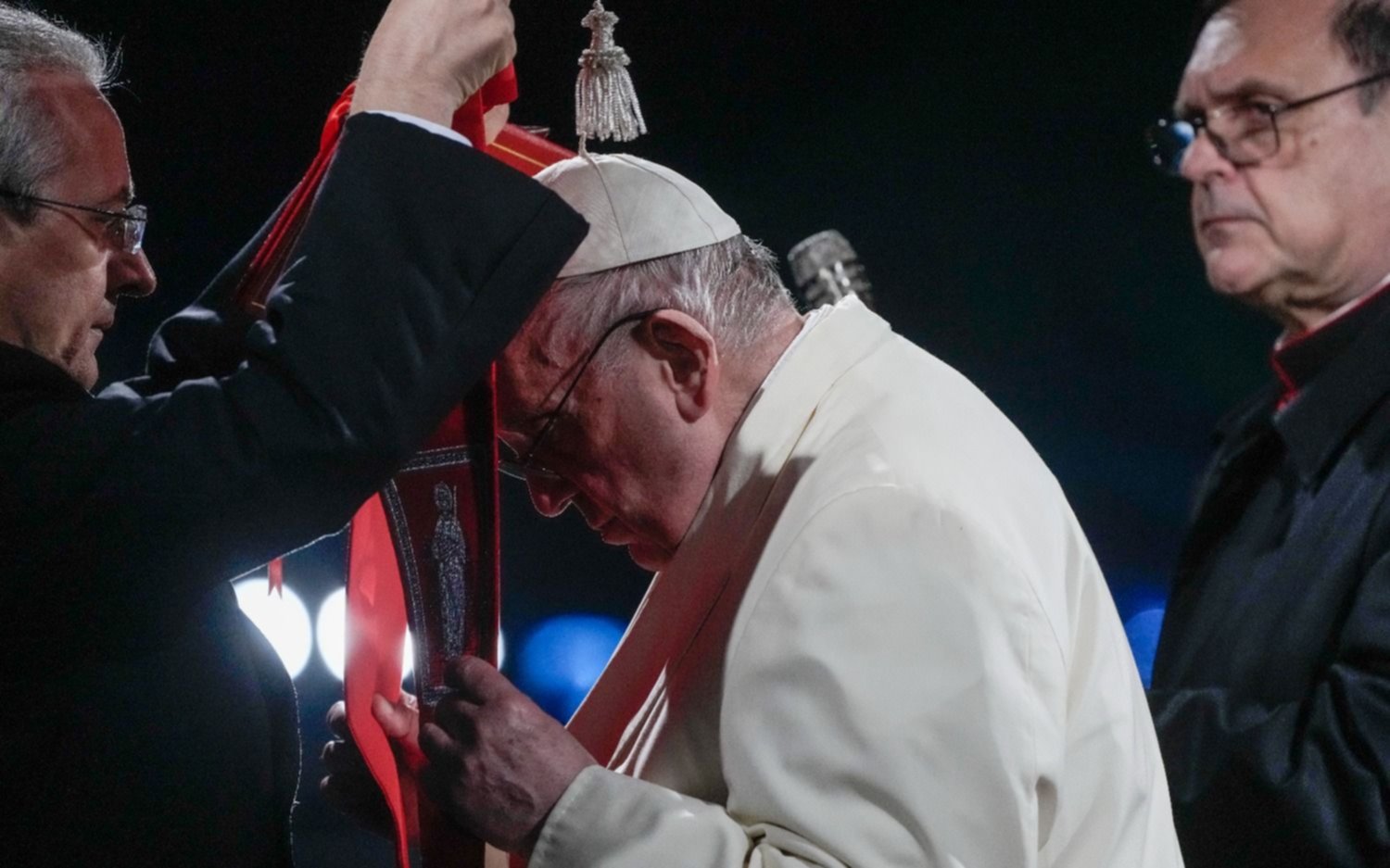 En un Vía Crucis marcado por la guerra, Francisco pidió que "los adversarios se den la mano"