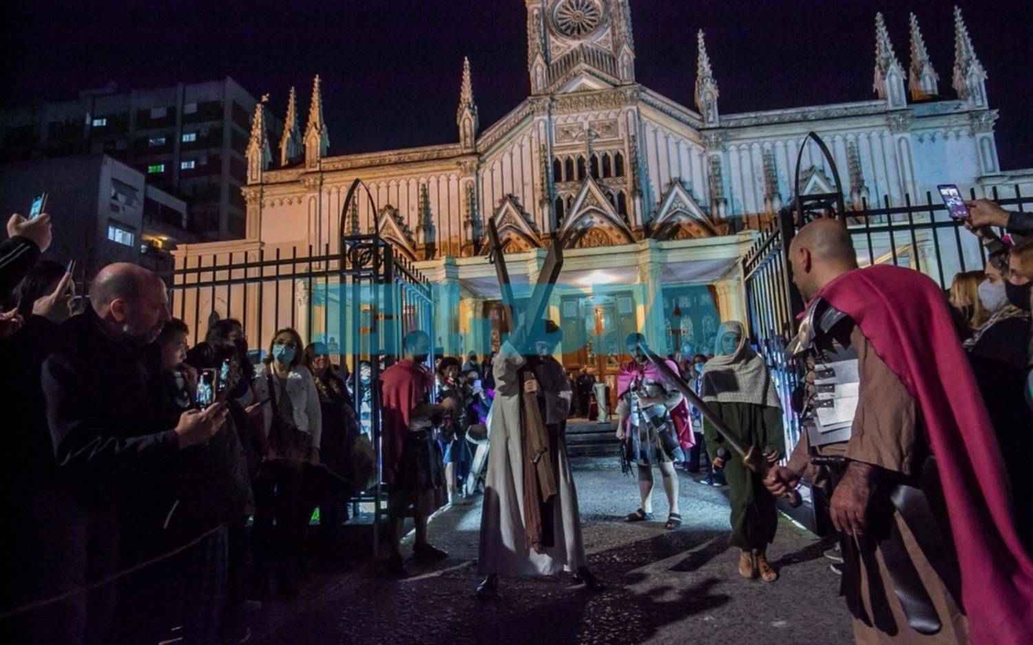 Las calles de La Plata tuvieron su colorido tradicional Vía Crucis de Viernes Santo