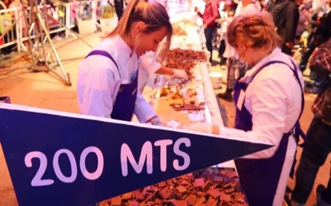 Elaboraron en Bariloche la barra de chocolate "más larga del mundo"
