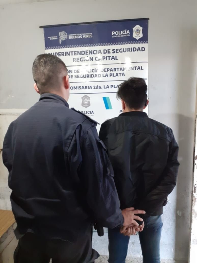 Lo engancharon en 9 y 92 contando billetes y haciendo un pasamanos de droga