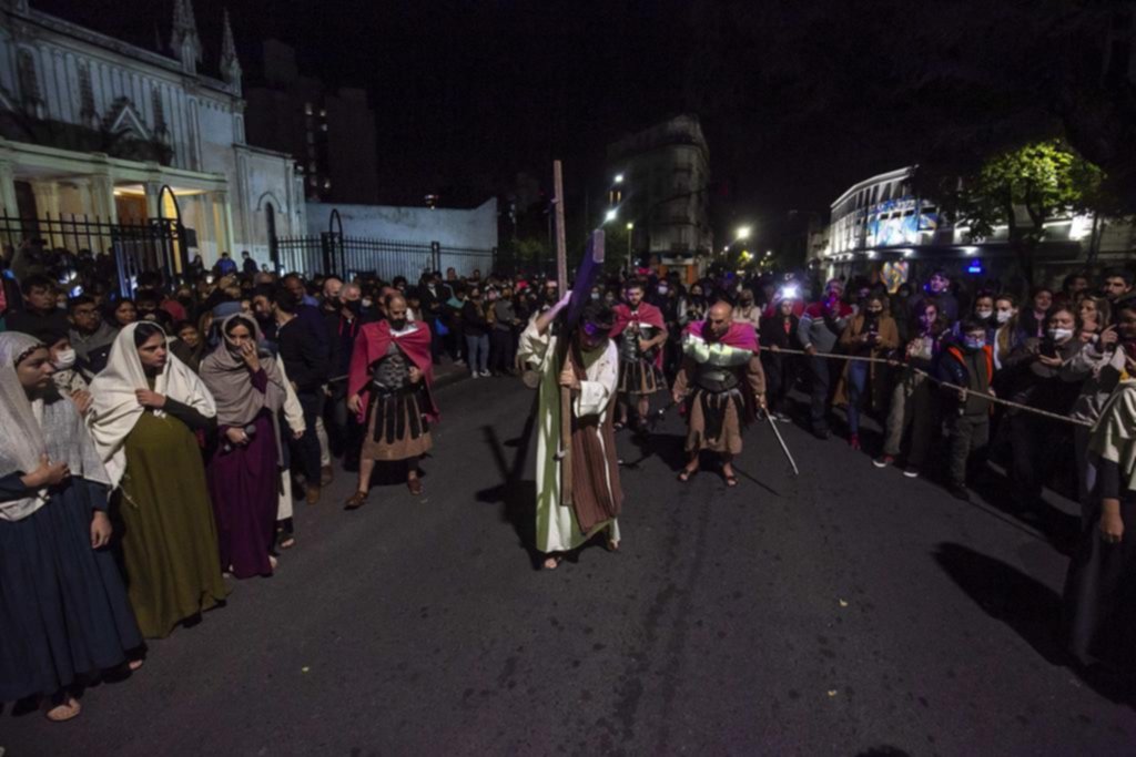 La fe católica salió a la calle en la representación del tradicional Vía Crucis