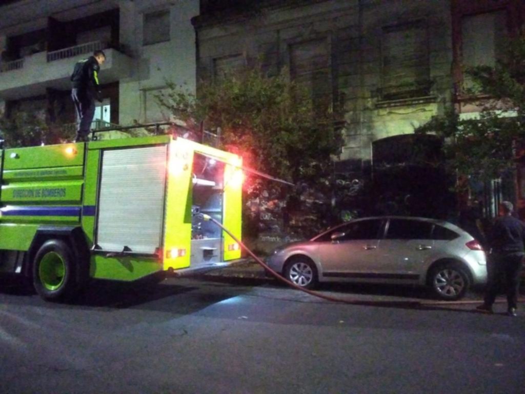Se incendió una palmera dentro de la casa de Barreda