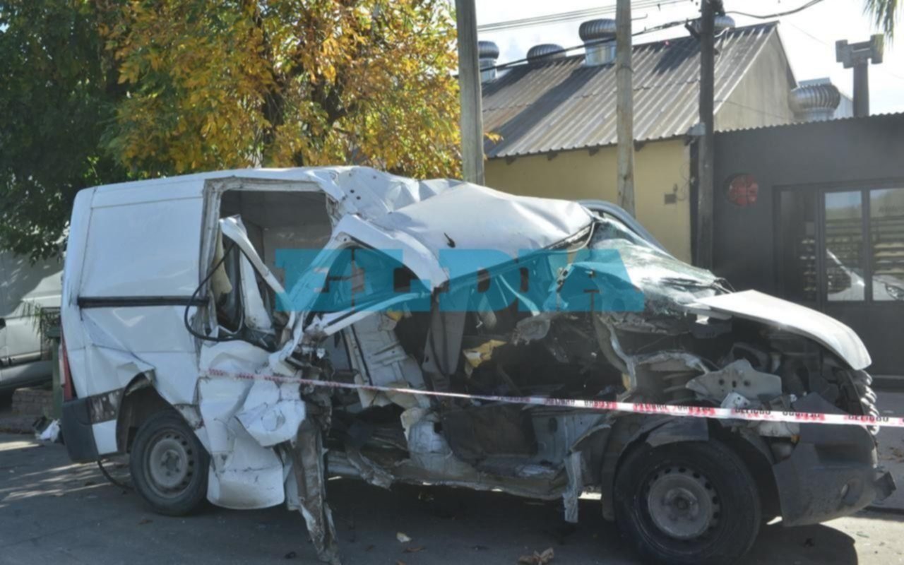 Impresionante choque en 25 y 504: una camioneta se llevó puesto un volquete