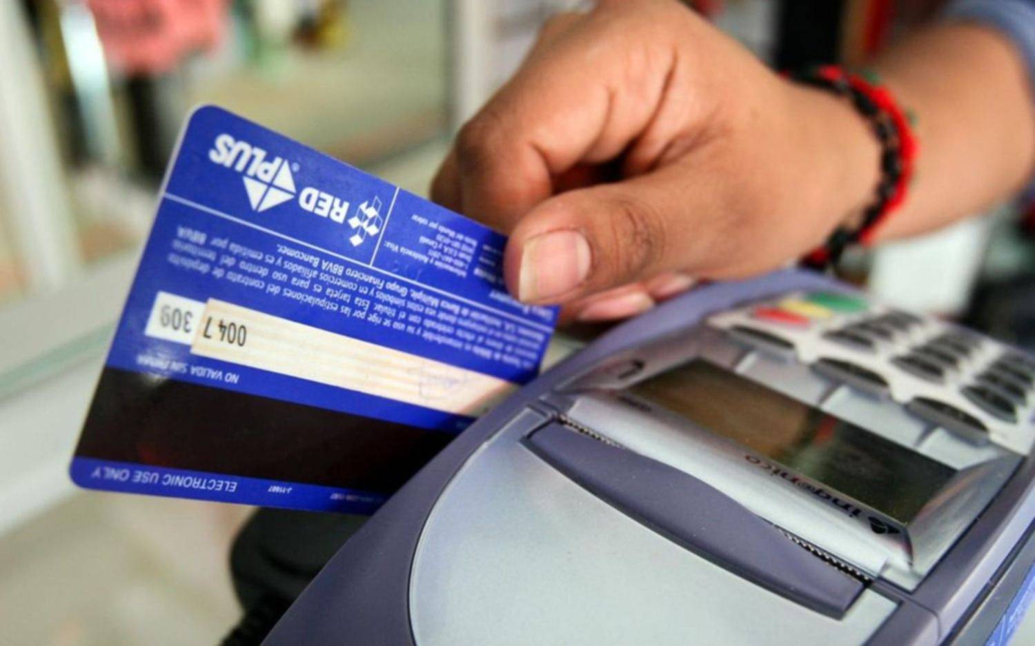 Jubilaciones y pensiones: cómo acceder al reintegro del 15% por pagar con tarjeta de débito