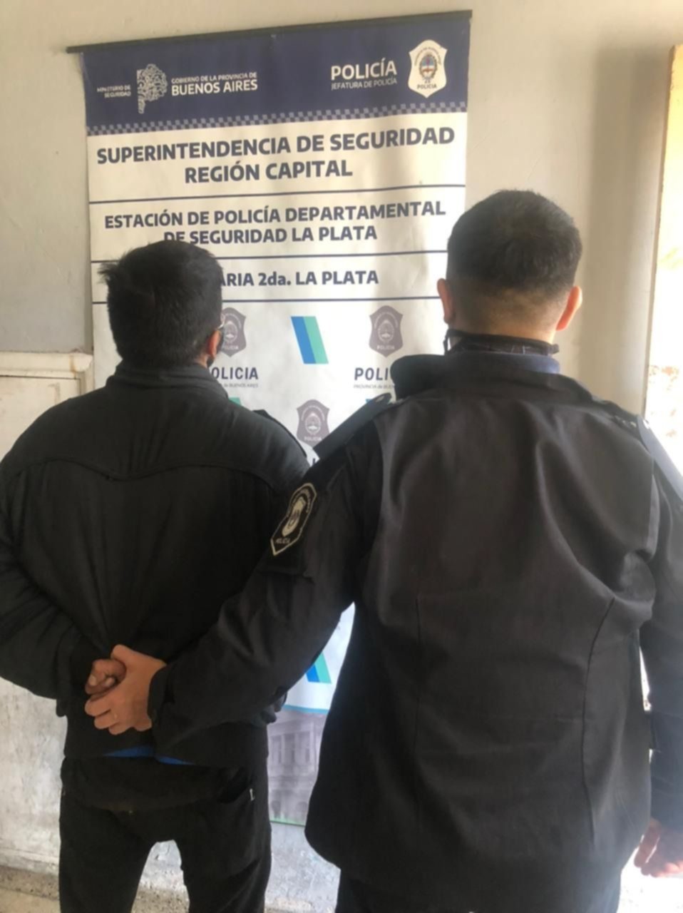 Cruzaba plaza Italia y se puso nervioso al ver un patrullero: tenía pedido de captura
