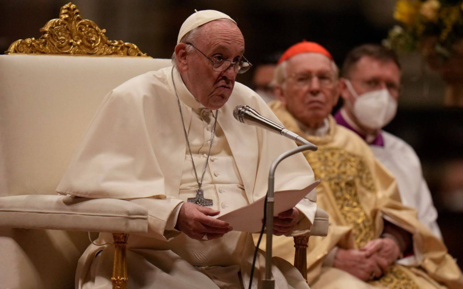 En la Vigilia de Pascua, Francisco pidió "gestos de paz" en medio de "los horrores de la guerra"