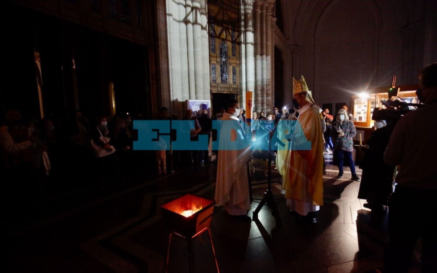 El arzobispo Fernández encabezó la Vigilia Pascual en la Catedral platense