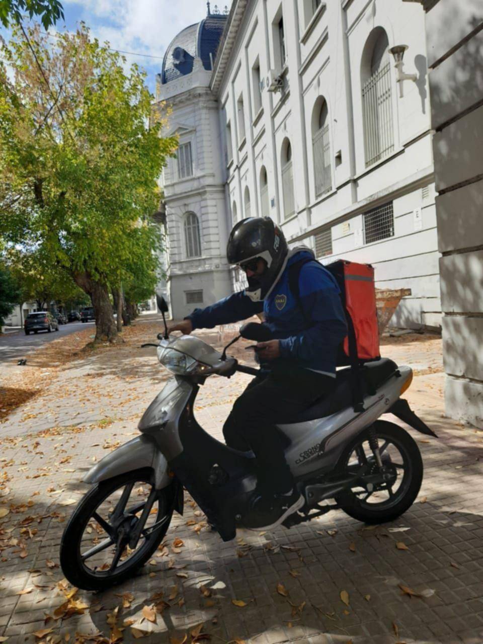 Una moto roja anda al acecho en El Mondongo