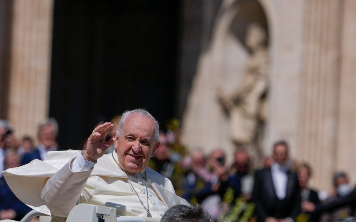 Ante una multitud, Francisco pidió por la paz en Ucrania en su mensaje de Pascua