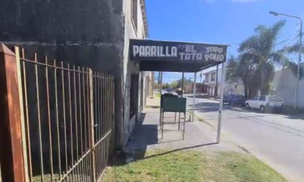 El acusado de la golpiza al parrillero quiso evitar su captura a las patadas