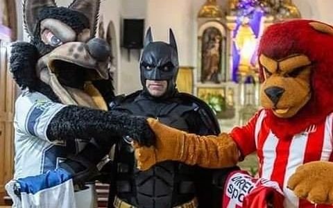 El Batman Solidario sortea camisetas firmadas del Lobo y del Pincha y es furor: ¿Cómo participar? 